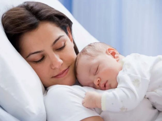 Nghỉ ngơi đầy đủ giúp mẹ sau sinh nhanh hồi phục hơn