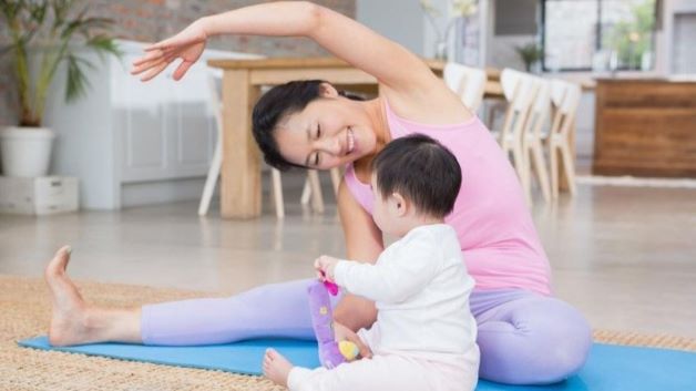 Sau sinh khi cơ thể đã dần ổn định, mẹ nên vận động nhẹ nhàng, tránh các bài tập quá sức