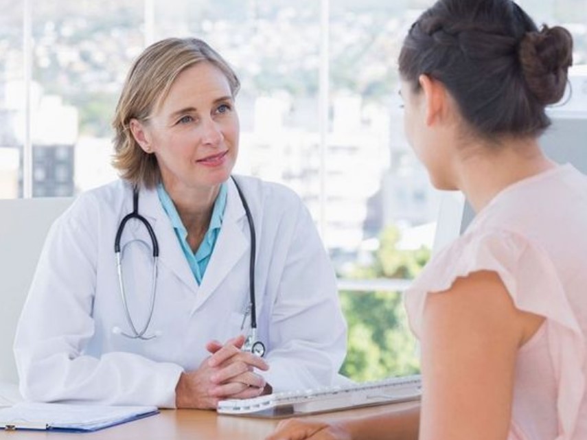 Mẹ sau sinh mổ bị bí tiểu có thể đi khám bác sĩ nếu tình trạng này kéo dài