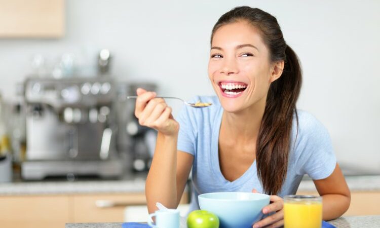 Ăn uống, nghỉ ngơi điều độ cũng là một cách cải thiện vấn đề đau dạ dày khi đang cho con bú