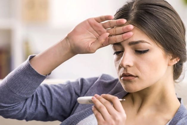 Da môi nhợt nhạt là một trong những dấu hiệu nhận biết thiếu máu sau sinh