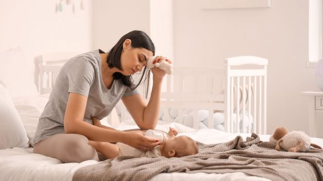 Thức đêm chăm con cũng là một trong những nguyên nhân gây mất ngủ ở mẹ sau sinh